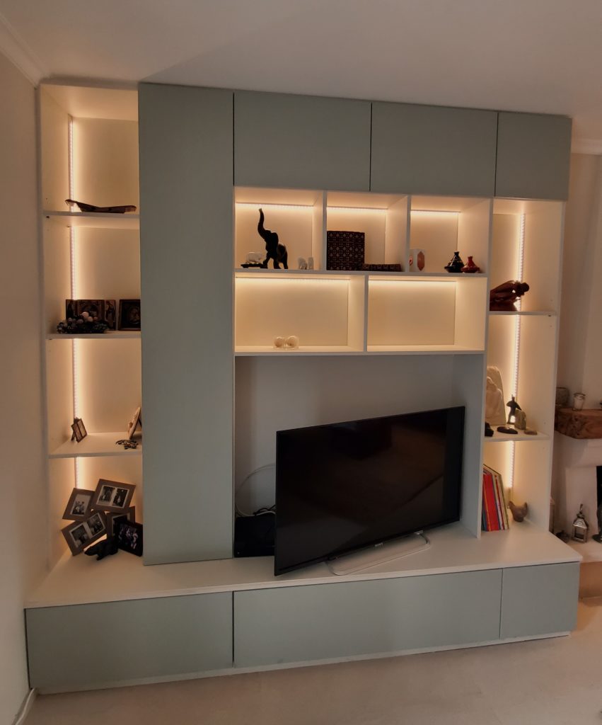 Meuble sur-mesure avec télévision et éclairage bandeaux Led commandé