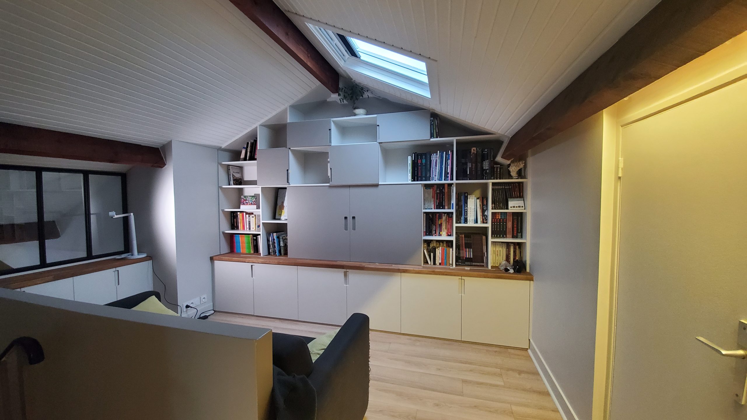 Bibliothèque-meuble-TV-sur-mesure-sous-pente-comble