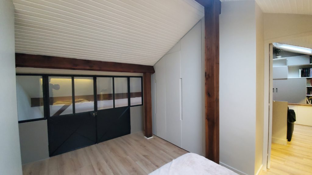 chambre avec penderie sur mesure en sous pente et verrière d'atelier